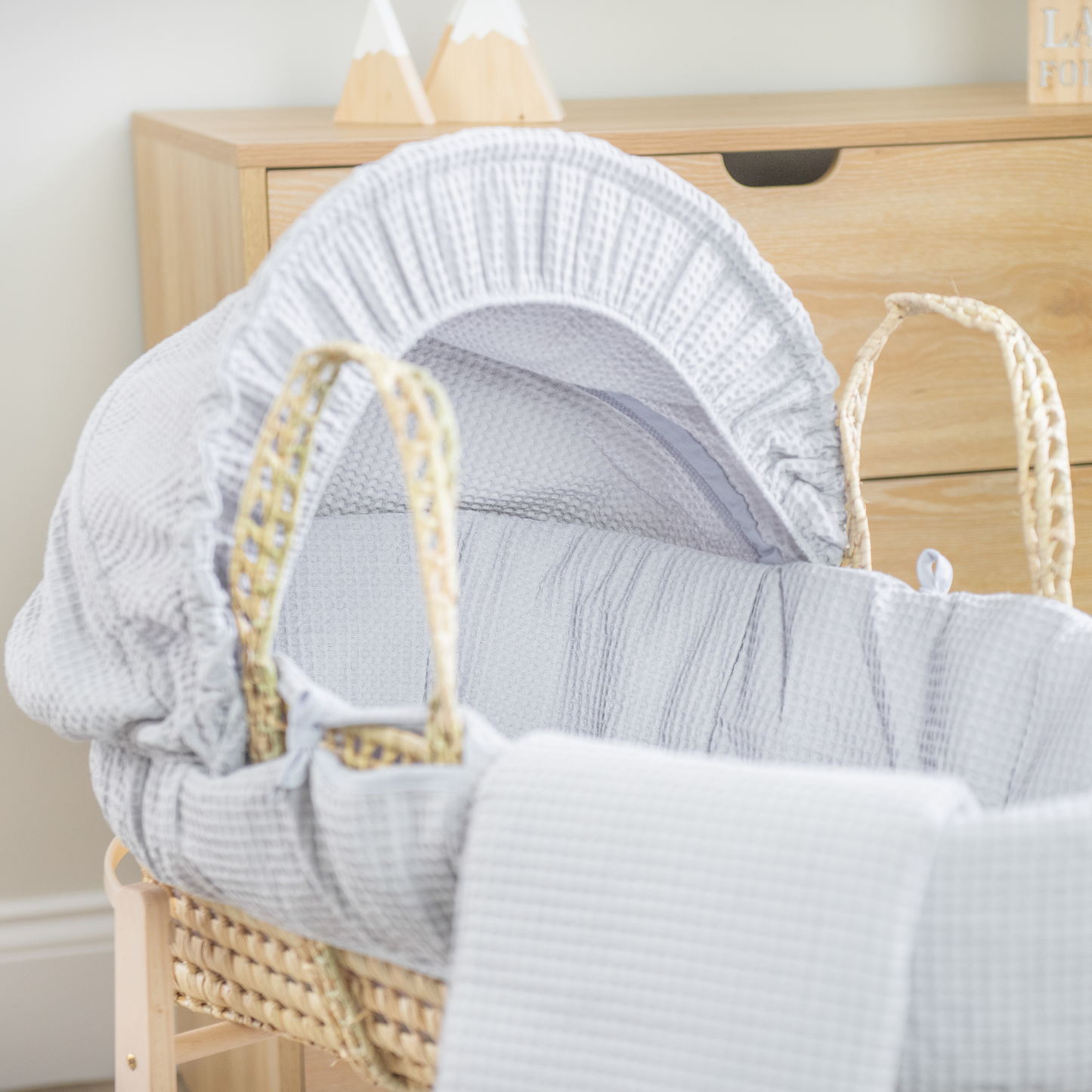 Clair de Lune Grey Waffle Palm Moses Basket
